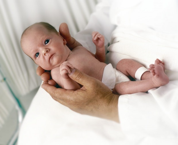 O que é a doença fenilcetonúria em bebês?