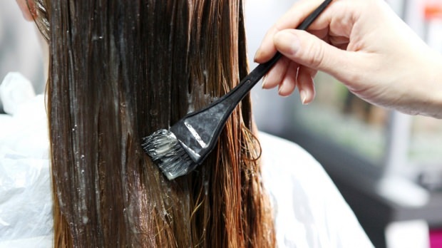 Como tingir a tintura de cabelo? Sugestões de soluções à base de plantas para drenar a tintura de cabelo