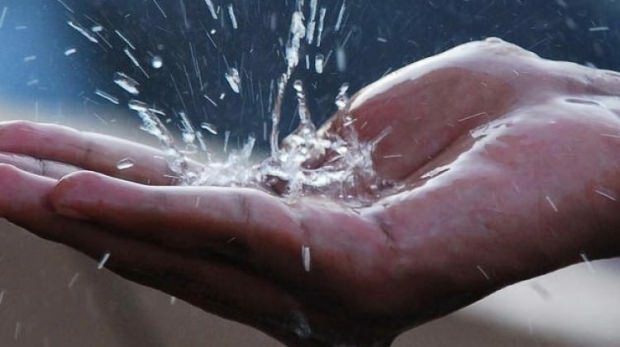 Quais são os benefícios da água da chuva para a pele e cabelos?