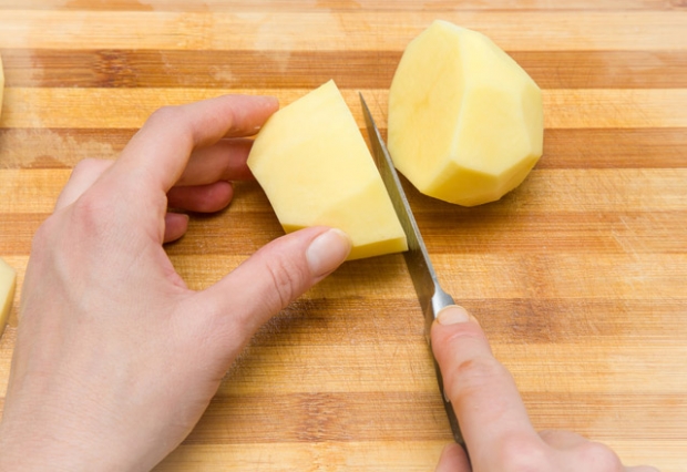 Quais são os benefícios da batata para a pele? Batatas esfregam no rosto? Uso de batata em cuidados com a pele