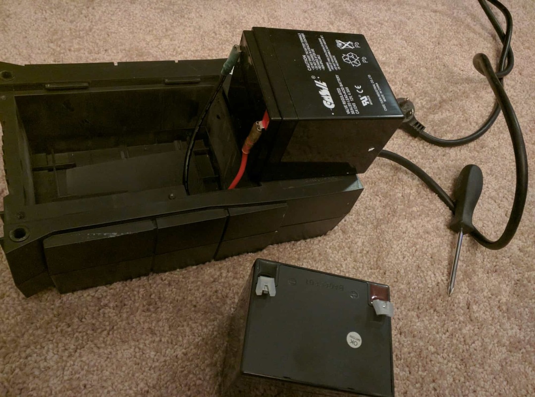 Reparo do protetor contra surtos de bricolage: substitua sua própria bateria UPS e economize US $ 30 a US $ 150
