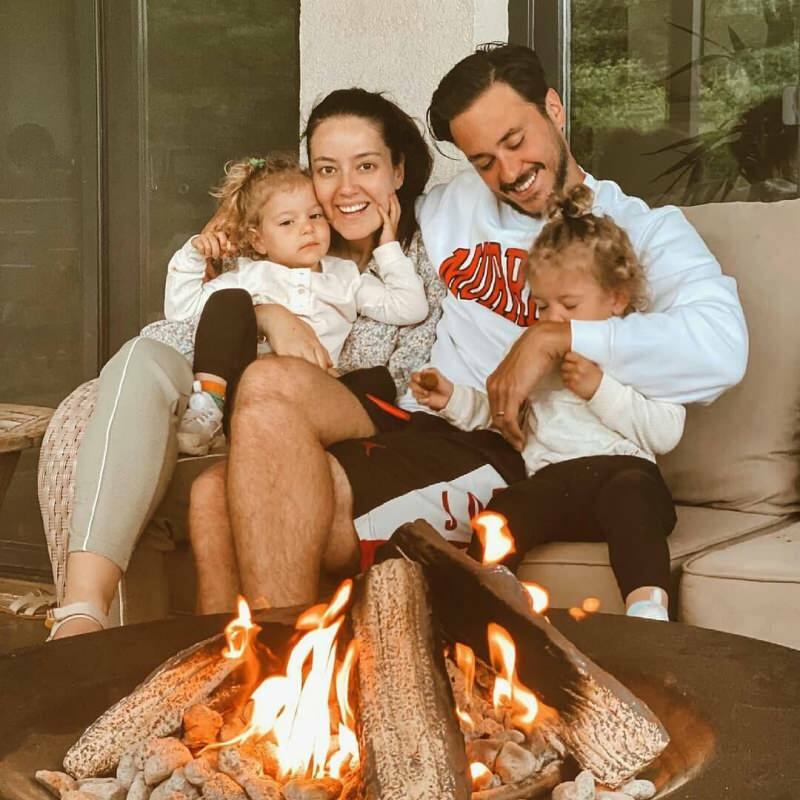Foto de família calorosa do casal Pelin Akil-Anıl Altan!