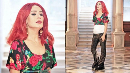 Yıldız Tilbe atraiu a atenção com sua peruca vermelha que lembra Aysel Gürel!