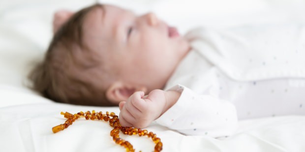 colares e pulseiras de âmbar para bebês