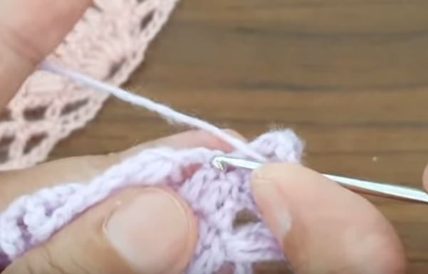 fazendo crochê tricô com agulha de crochê