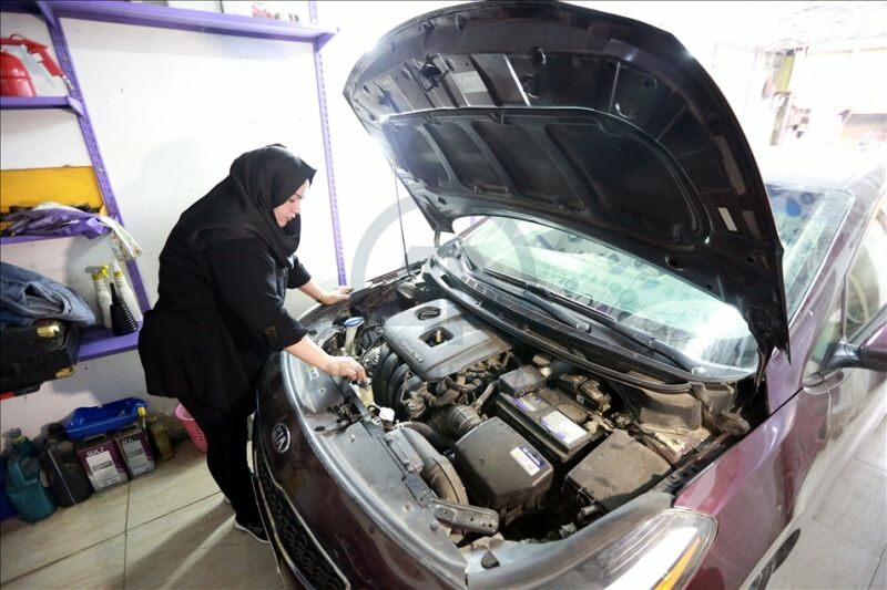 Duas universitárias Um Rıza se torna a primeira mulher mecânica de automóveis em Bagdá