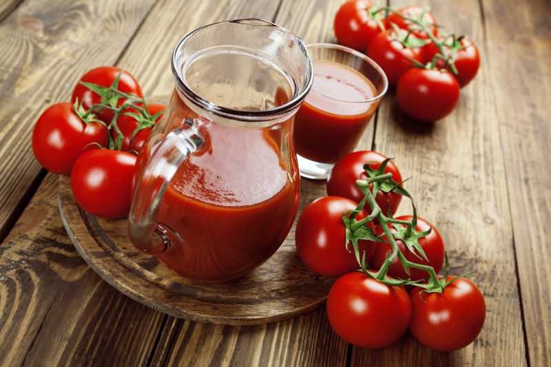 Alimentos como aipo e cenoura aumentam os benefícios do suco de tomate.