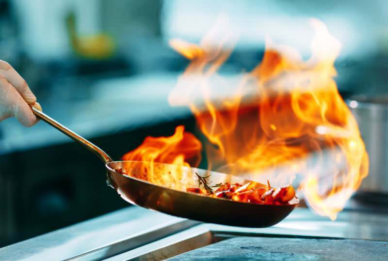 Como remover óleo e queimar manchas em pratos? Remoção mais fácil de óleo e queimaduras