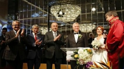 Ministro das Relações Exteriores Çavuşoğlu participou da cerimônia de casamento em Antália