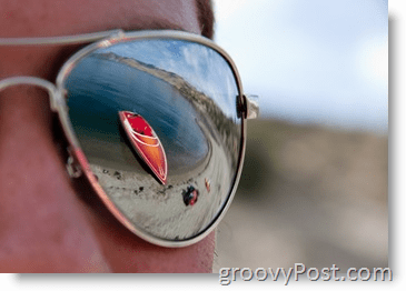 Fotografia - Exemplo de abertura - Óculos de sol com reflexo Skiboat vermelho