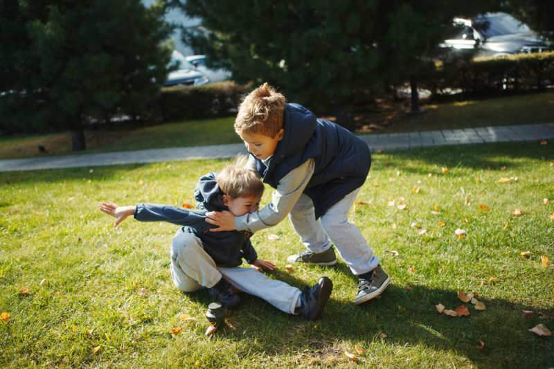 O que é síndrome de 2 idades? Como evitar o comportamento de arremessar e bater em crianças?