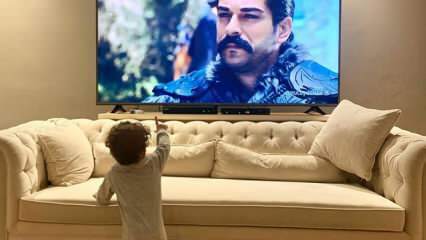 Burak Özçivit compartilhou seu filho pela primeira vez! Quando Karan Özçivit viu seu pai na TV ...