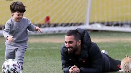 Convidado surpresa no treino do Galatasaray! Arda Turan com seu filho Hamza Arda Turan ...