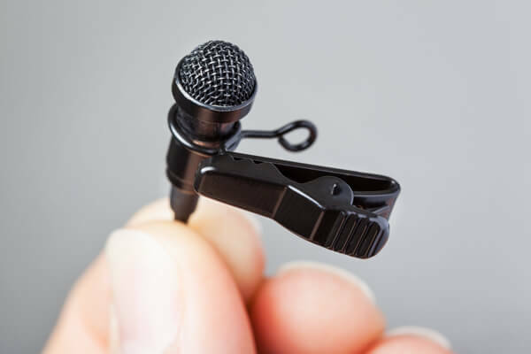Prenda um microfone de lapela à sua roupa para uma operação sem as mãos.