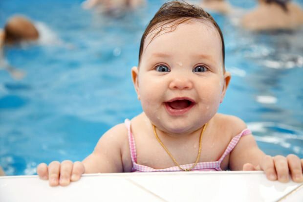 Quando os bebês podem nadar?